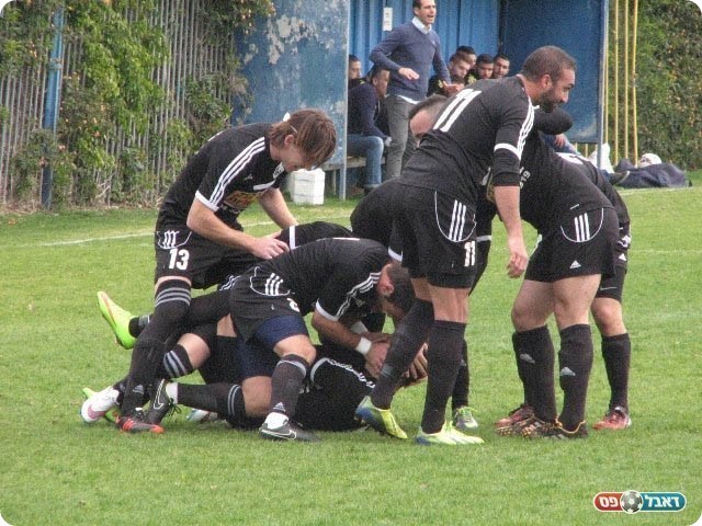 שחקני נשר חוגגים את הראשון (שמעון תורג׳מן)